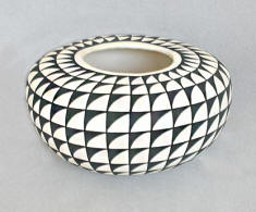 a2147 Black and white Laguna style geometric pot