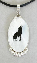 a2614 Inlaid mother of pearl and jet coyote pendant in a silver frame